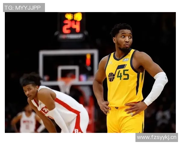 前爵士双煞戈贝尔米切尔赛场趣味互动赌现金引发球迷热议