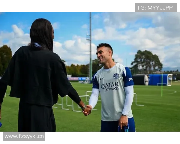 意大利女排奥运冠军埃格努亲临国米与劳塔罗互换球衣展现体育精神